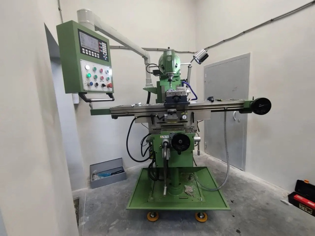 Универсальный фрезерный станок с УЦИ УФС-1370Ф1 исп. №1