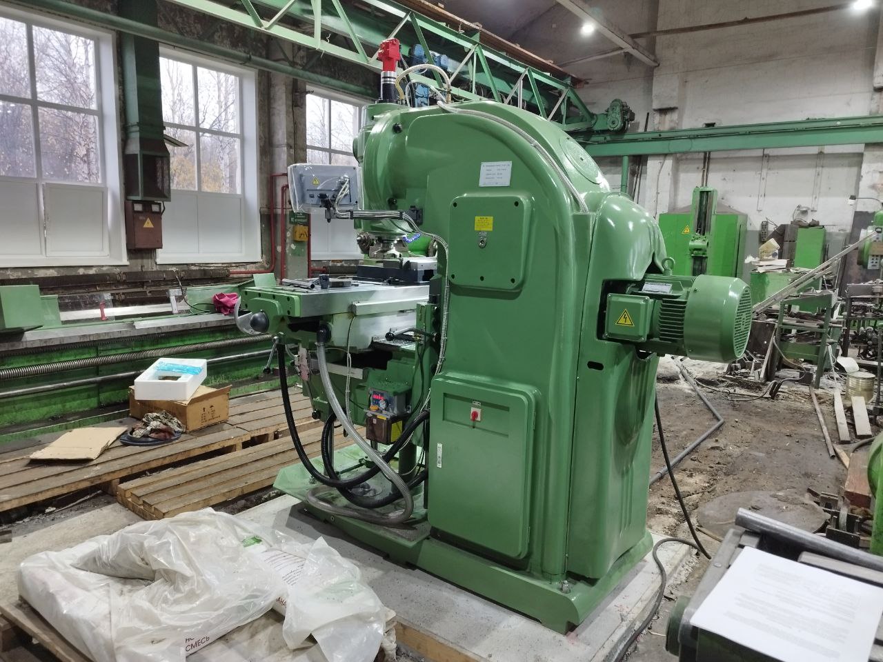 Вертикальный фрезерный станок с УЦИ ВФС-1320Ф1