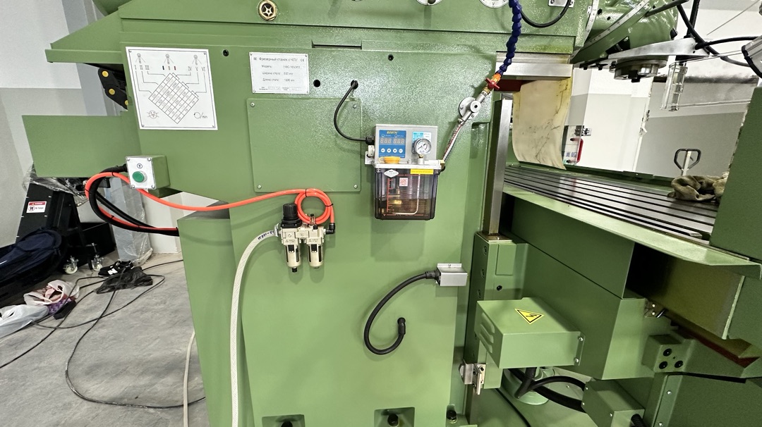Универсальный фрезерный станок с ЧПУ УФС-1650Ф3