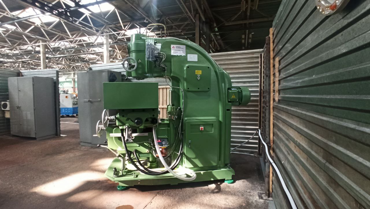 Вертикальный фрезерный станок с УЦИ ВФС-1700Ф1