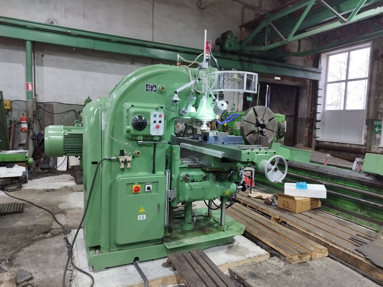 Вертикальный фрезерный станок с УЦИ ВФС-1320Ф1