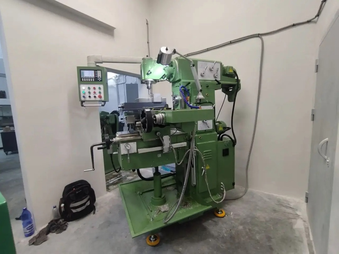 Универсальный фрезерный станок с УЦИ УФС-1370Ф1 исп. №1