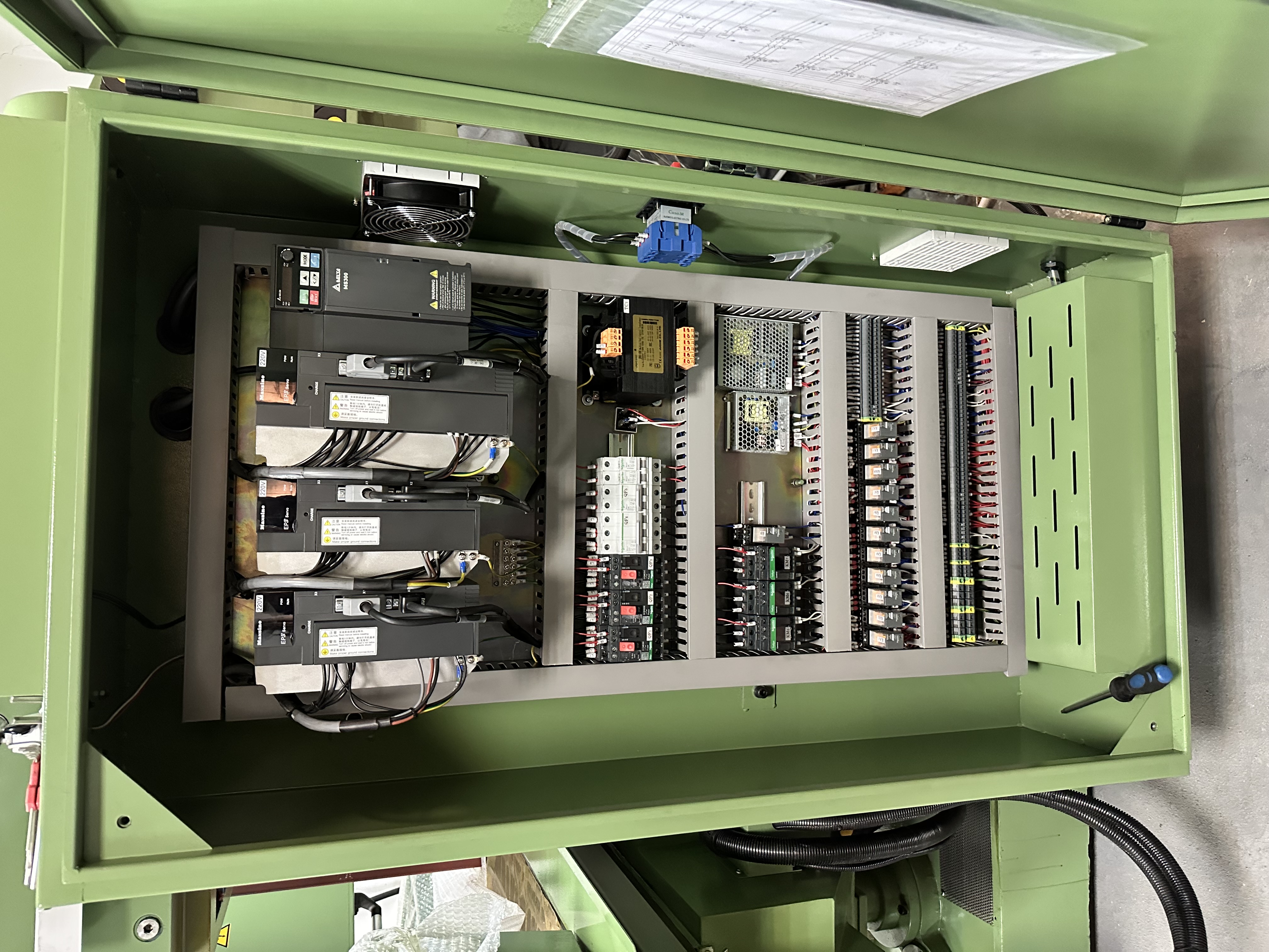 Универсальный фрезерный станок с УЦИ УФС-1246Ф1