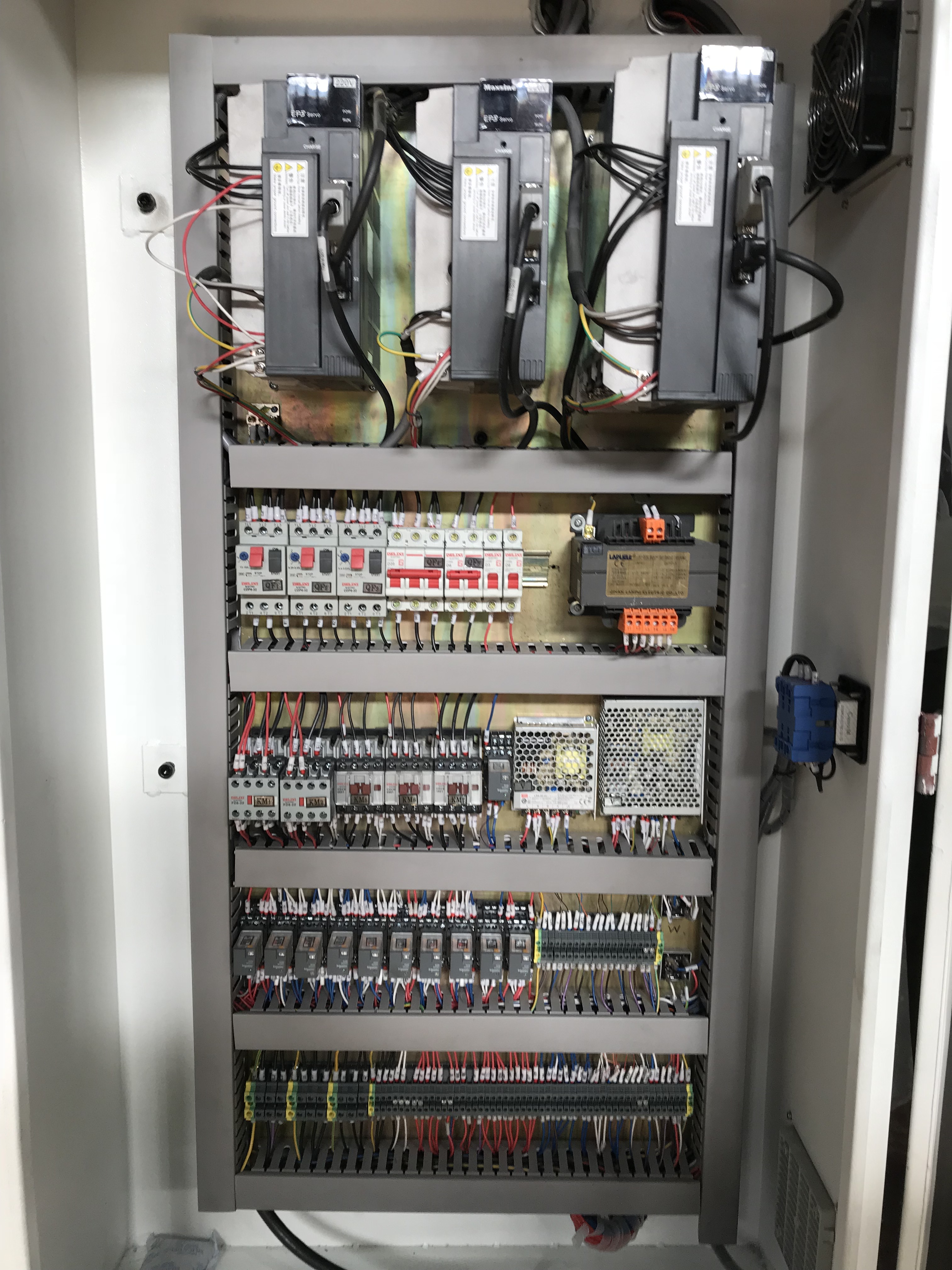 Универсальный фрезерный станок с УЦИ УФС-1650Ф1