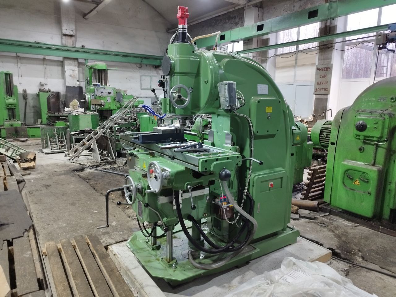 Вертикальный фрезерный станок с УЦИ ВФС-1320Ф1