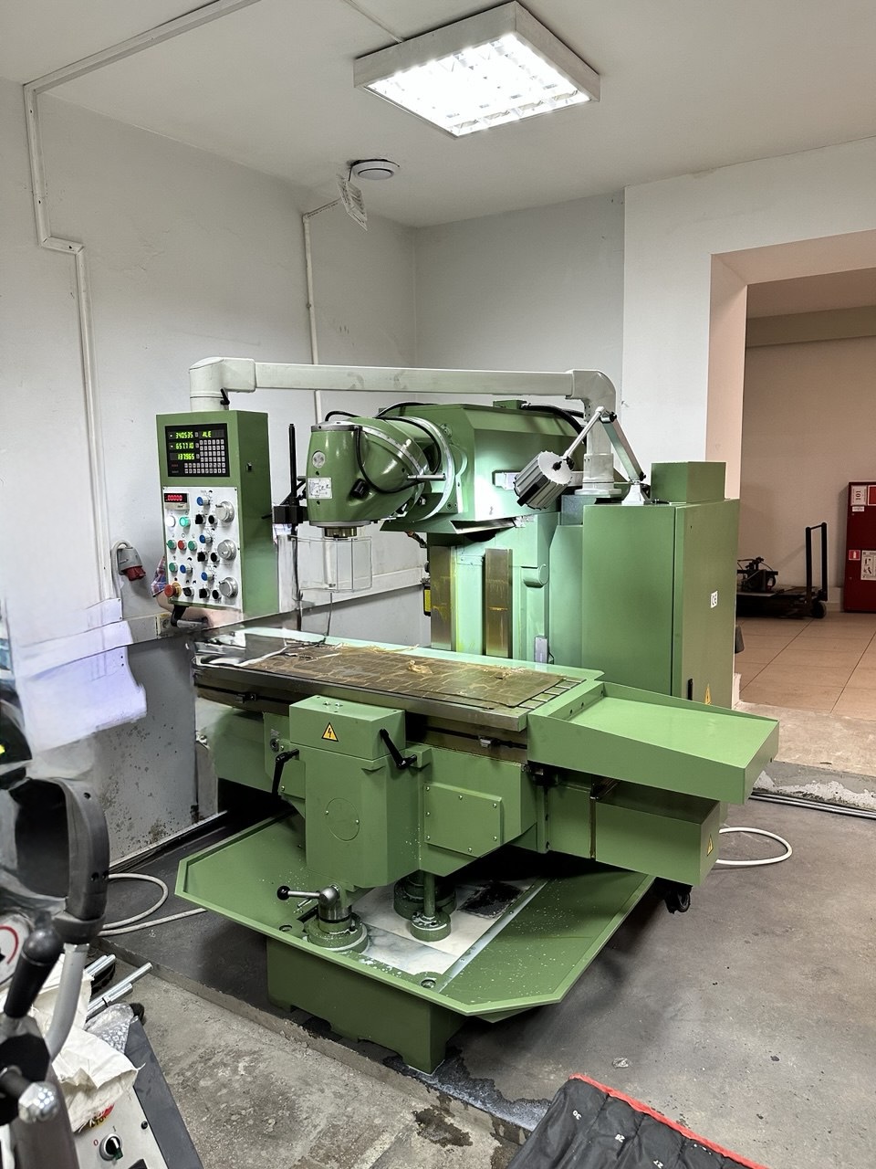 Универсальный фрезерный станок с УЦИ УФС-1246Ф1