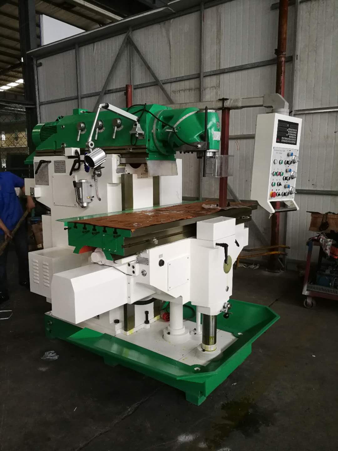 Универсальный фрезерный станок с УЦИ УФС-1650Ф1