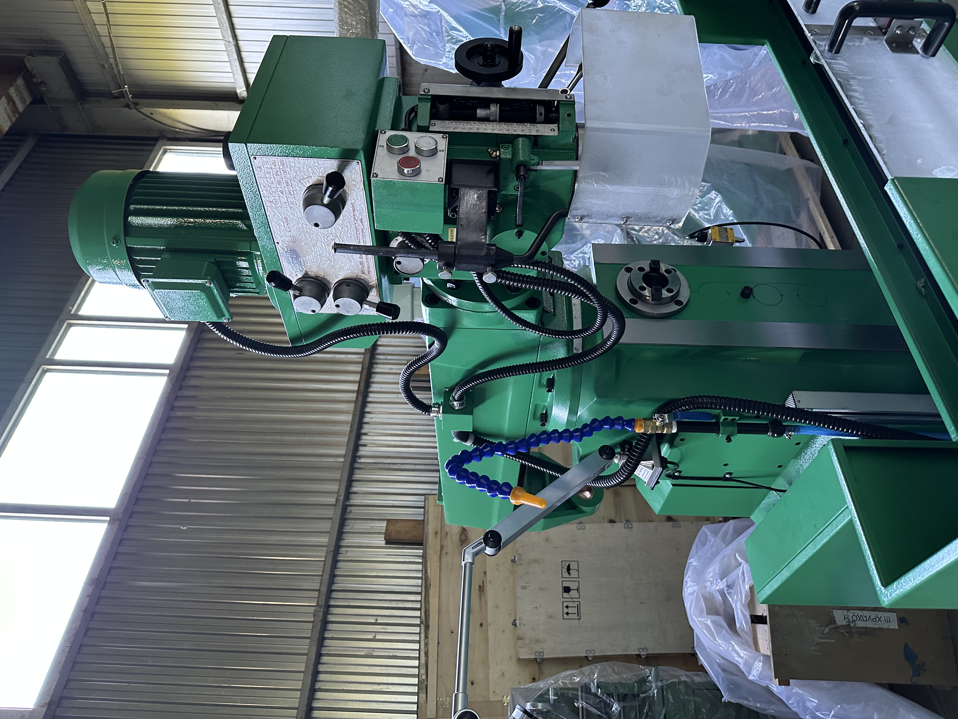 Универсальный фрезерный станок с УЦИ УФС-1270Ф1