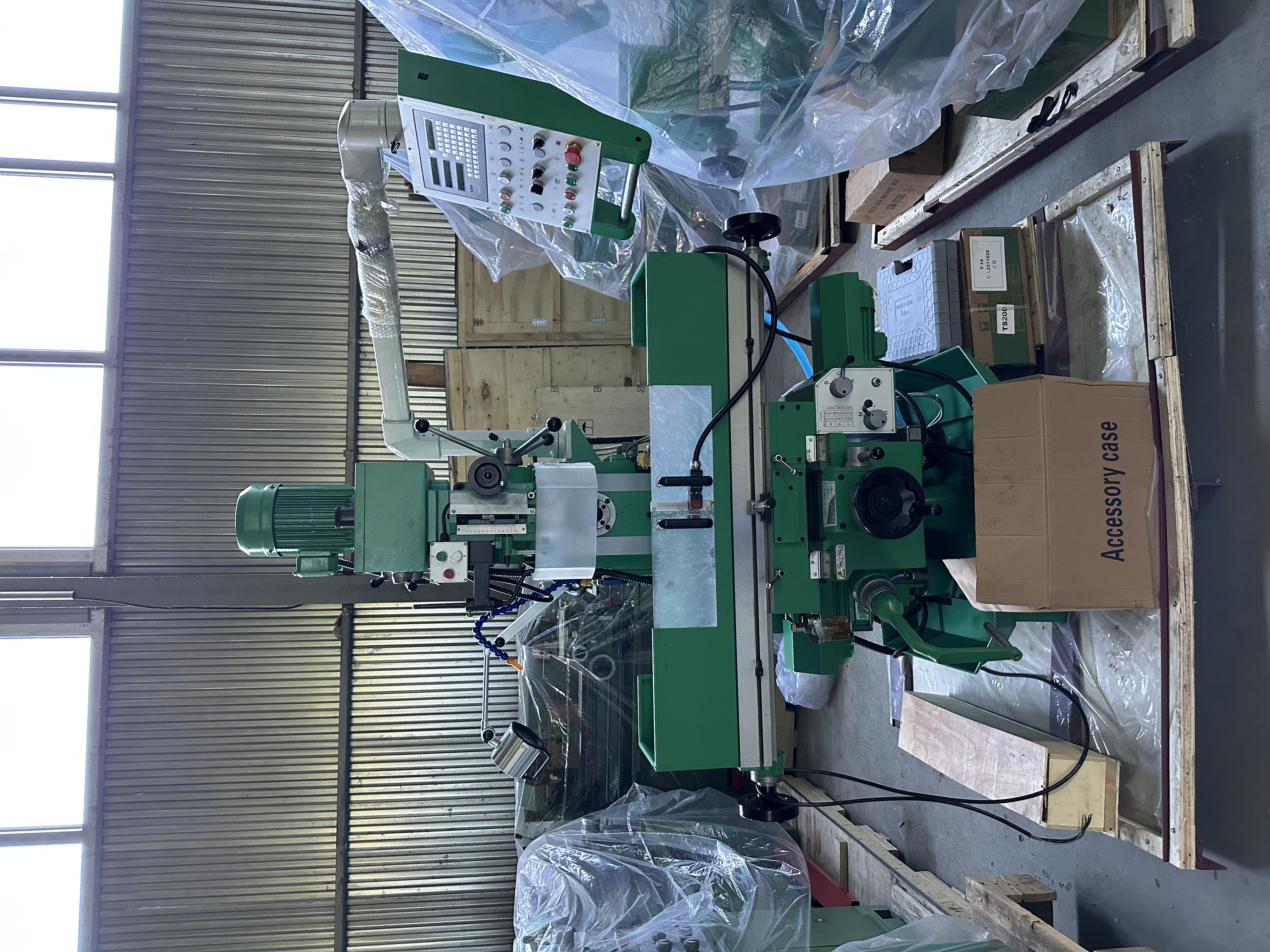 Универсальный фрезерный станок с УЦИ УФС-1270Ф1