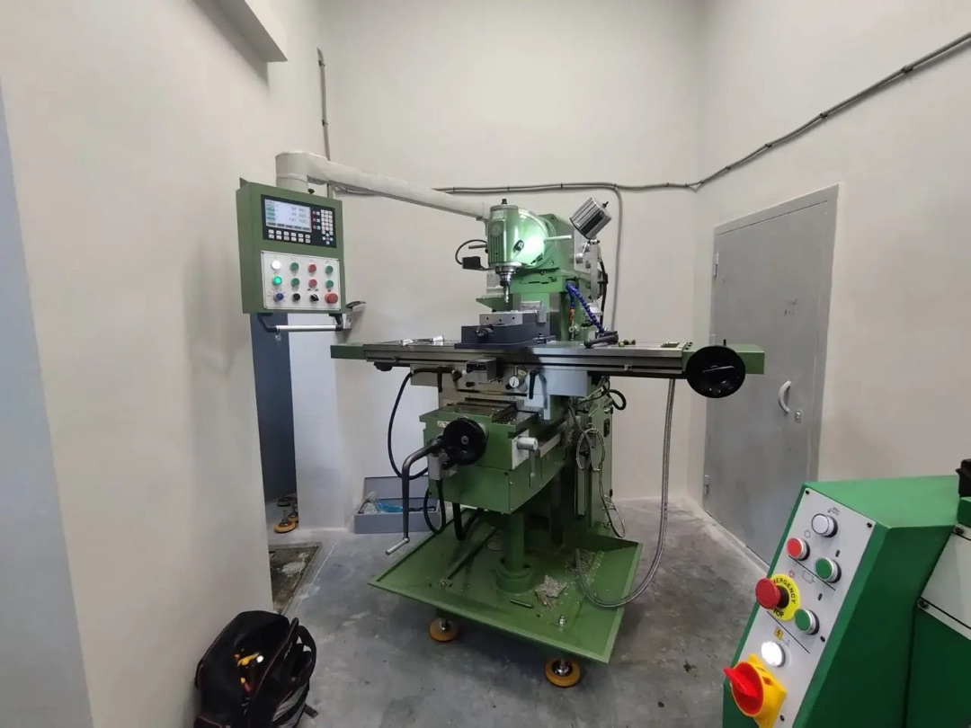 Универсальный фрезерный станок с УЦИ УФС-1370Ф1 исп. №1