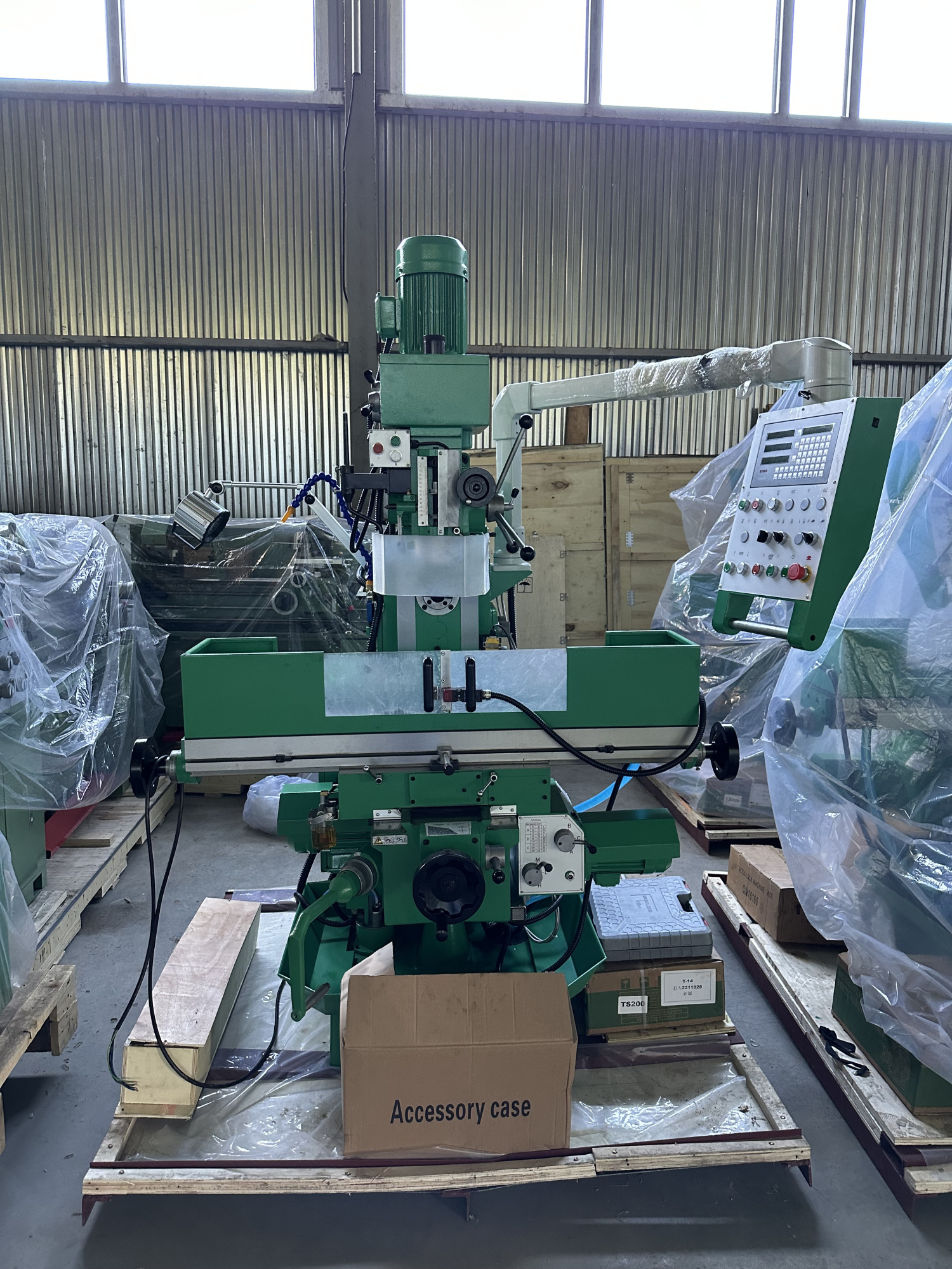 Универсальный фрезерный станок с УЦИ УФС-1270Ф1